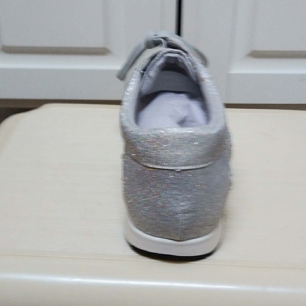 New WOMEN'S RHINESTONE STUDDED FASHION SNEAKER - Picture 4 of 8